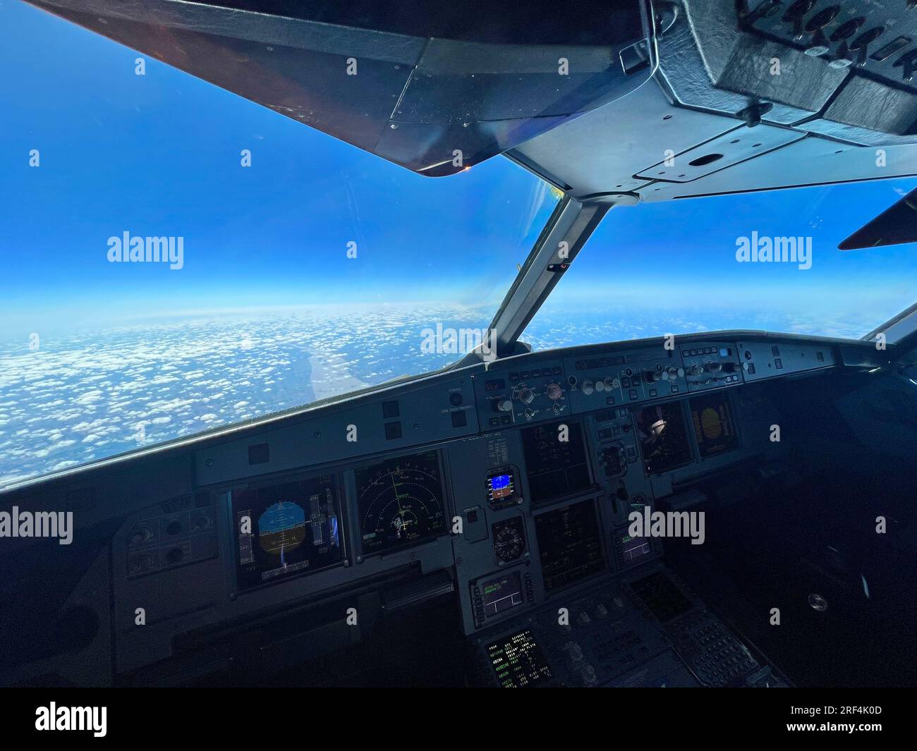 Airbus-Cockpit eines A320 im Flug. Dieses moderne Drahtflugzeug wurde zwar in den 80er Jahren modernisiert, ist aber äußerst effizient und wird von easyJet genutzt Stockfoto