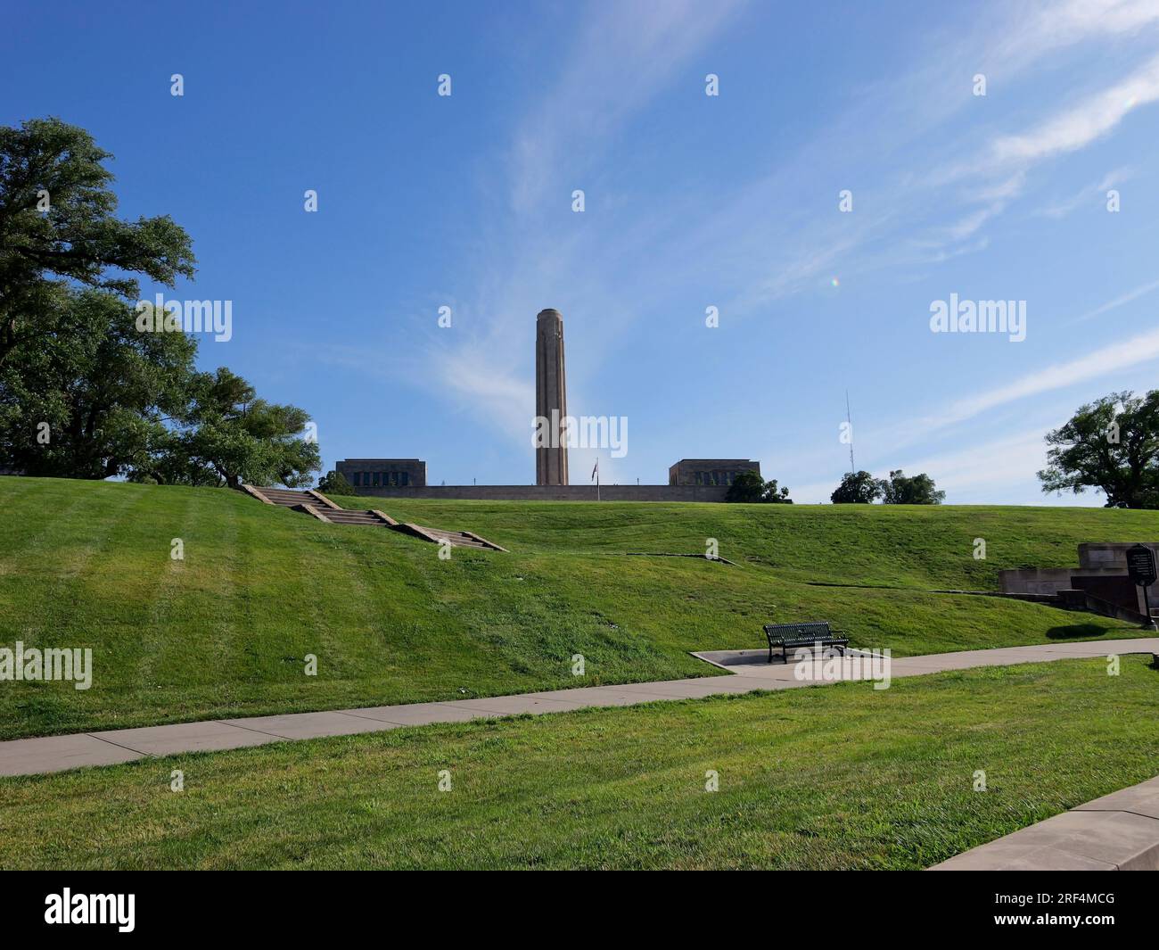 Kansas City, Missouri - 29. Juli 2023: Liberty Memorial und Union Station in KCMO Stockfoto