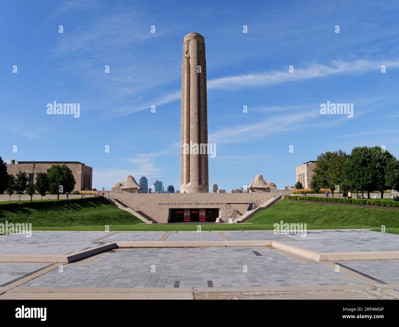 Kansas City, Missouri - 29. Juli 2023: Liberty Memorial und Union Station in KCMO Stockfoto