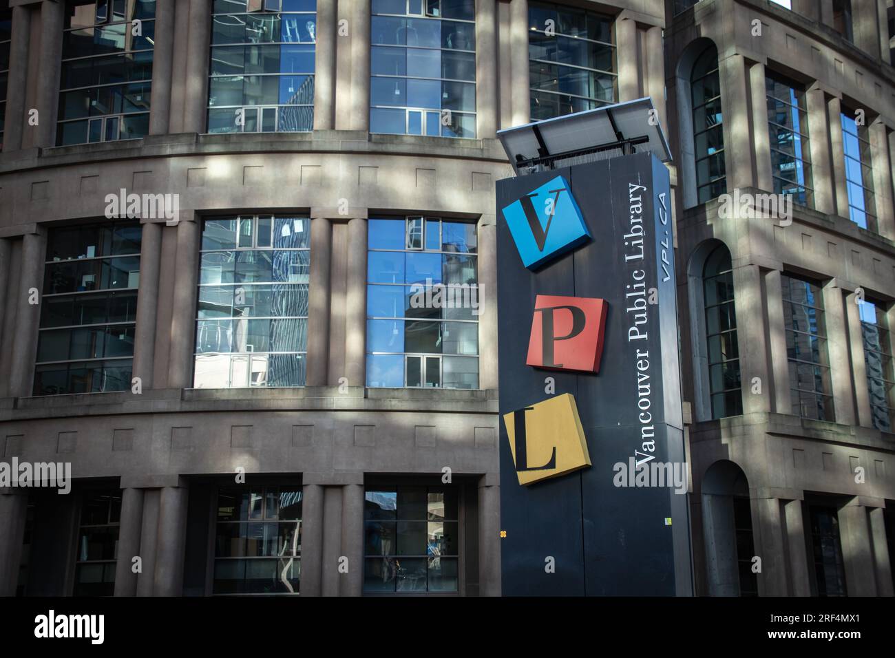 Zeichen der Zentrale der öffentlichen Bibliothek von Vancouver. Vancouver Public Library (VPL) ist das öffentliche Bibliothekssystem von Vancouver, British Columbia, Kanada Stockfoto