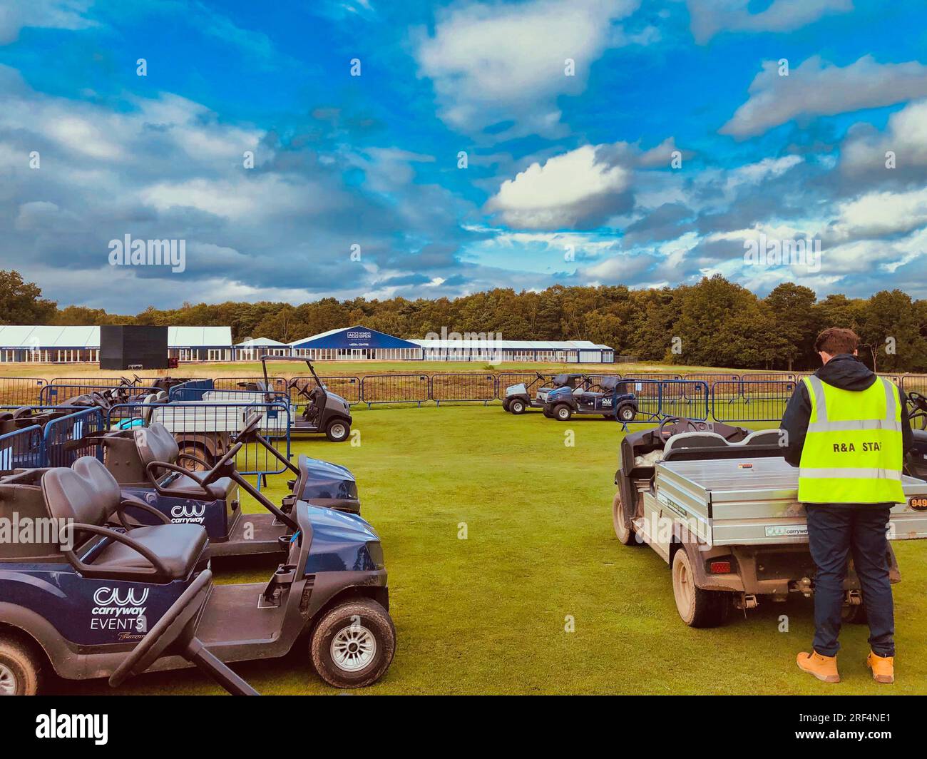 Walton on the Hill, Surrey, Großbritannien. 31. Juli 2023. Der Golfplatz Walton Heath bereitet sich darauf vor, die besten Golfweibchen der Welt nächste Woche bei den AIG Womens Open zu beherbergen, die vom Royal & Ancient Golf Club (R&A) von St. Andrews Picture zeigt: Blick vom R&AÕs großen „Buggy Pen“ auf den Player- und Medienkomplex und die 1.-Loch-Haupttribüne. Kredit: Motofoto/Alamy Live News Stockfoto