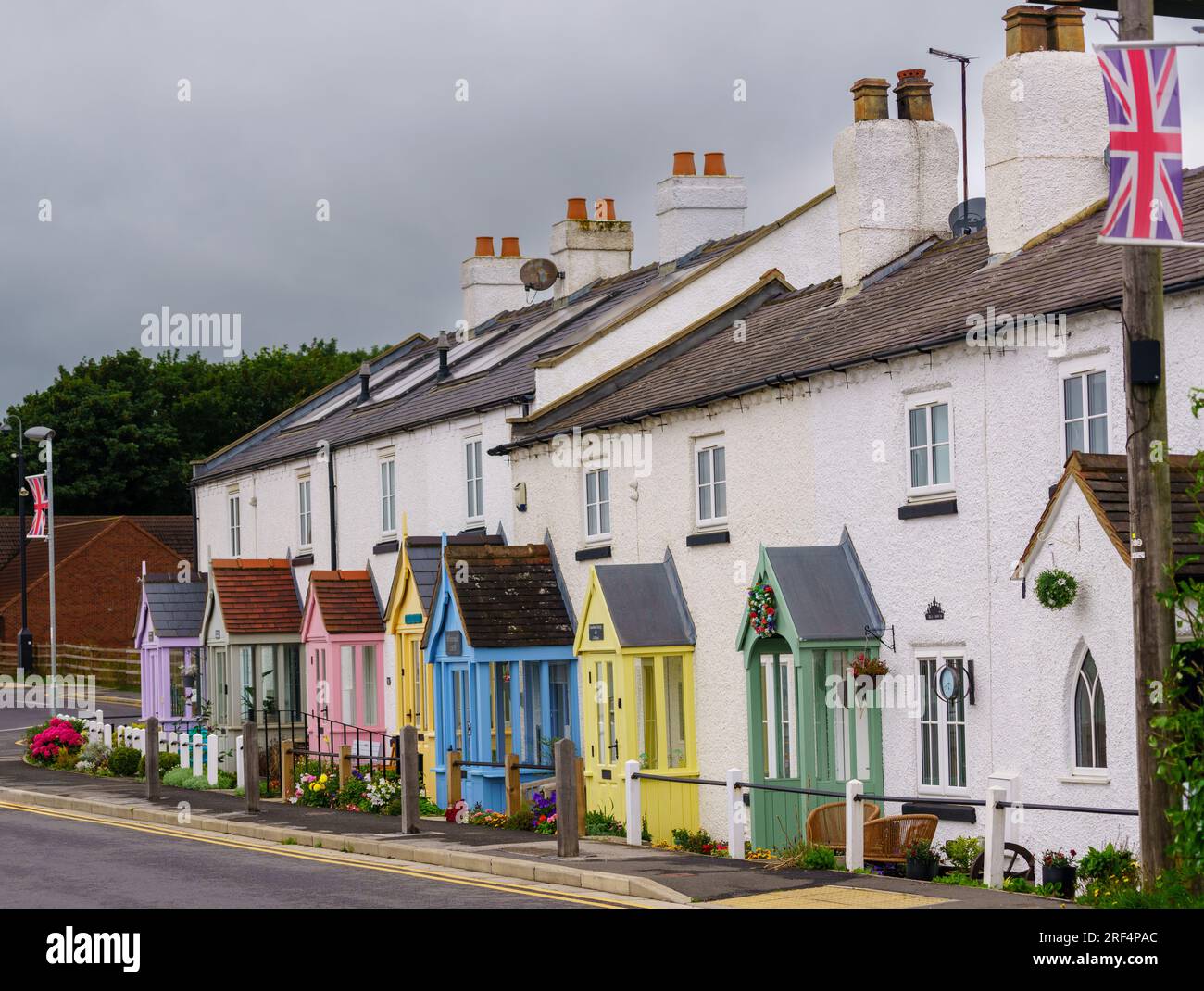 Eine Reihe von privaten alten Hütten mit unverwechselbaren bunten Veranden, entlang der Cliff Road im Humber Bridge Country Park, Hessle, East Yorskhire. Stockfoto