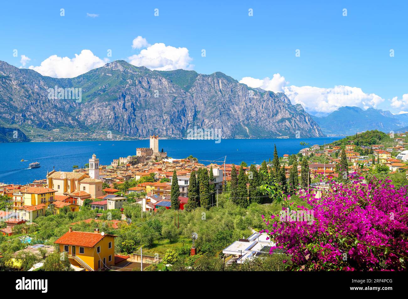 Landschaft mit Malcesine, Gardasee, Italien Stockfoto