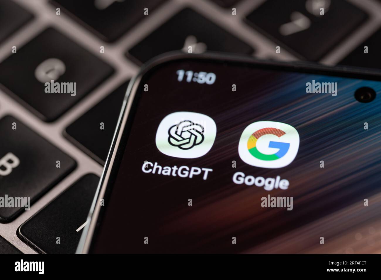 New York, USA - 31. Juli 2023: Nahaufnahme von ChatGpt und google Apps auf dem Smartphone-Bildschirm Stockfoto