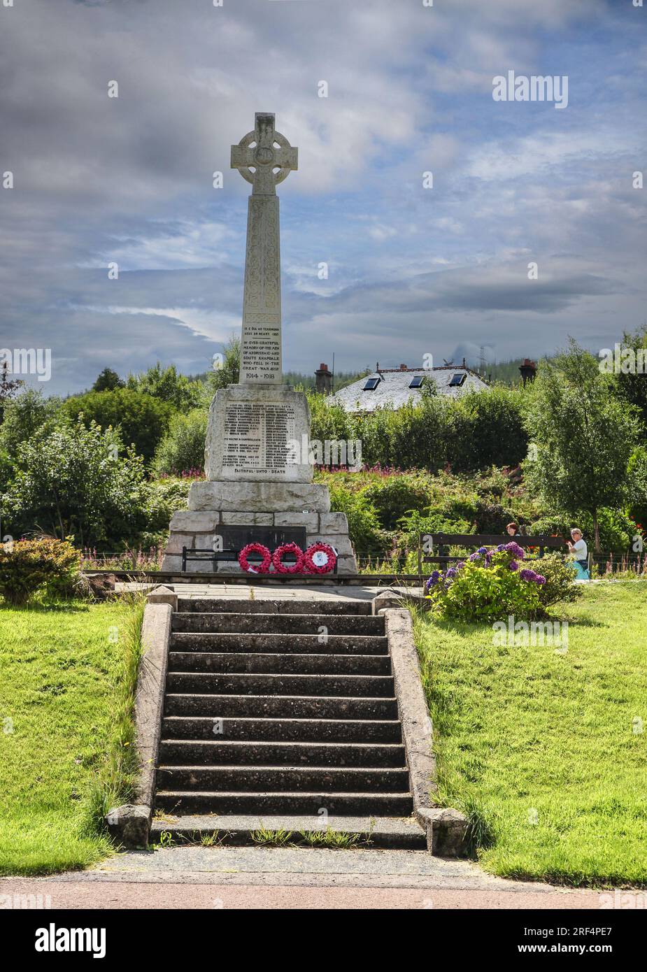 Kriegsdenkmal zum Gedenken an die Männer von Ardrishaig und Sough Knapdale, die WW1 starben. Eine Tafel auf der Basis erinnert sich an die, die WW2 starben. Ardrishaig, Stockfoto