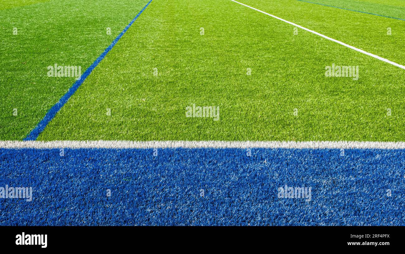 Wunderschönes Fußballfeld. Weiße und blaue Linien auf grünem Kunstrasen eines Fußballfelds. Fußballfeld, Futsal Field, Grünrasensport im Freien. Stockfoto