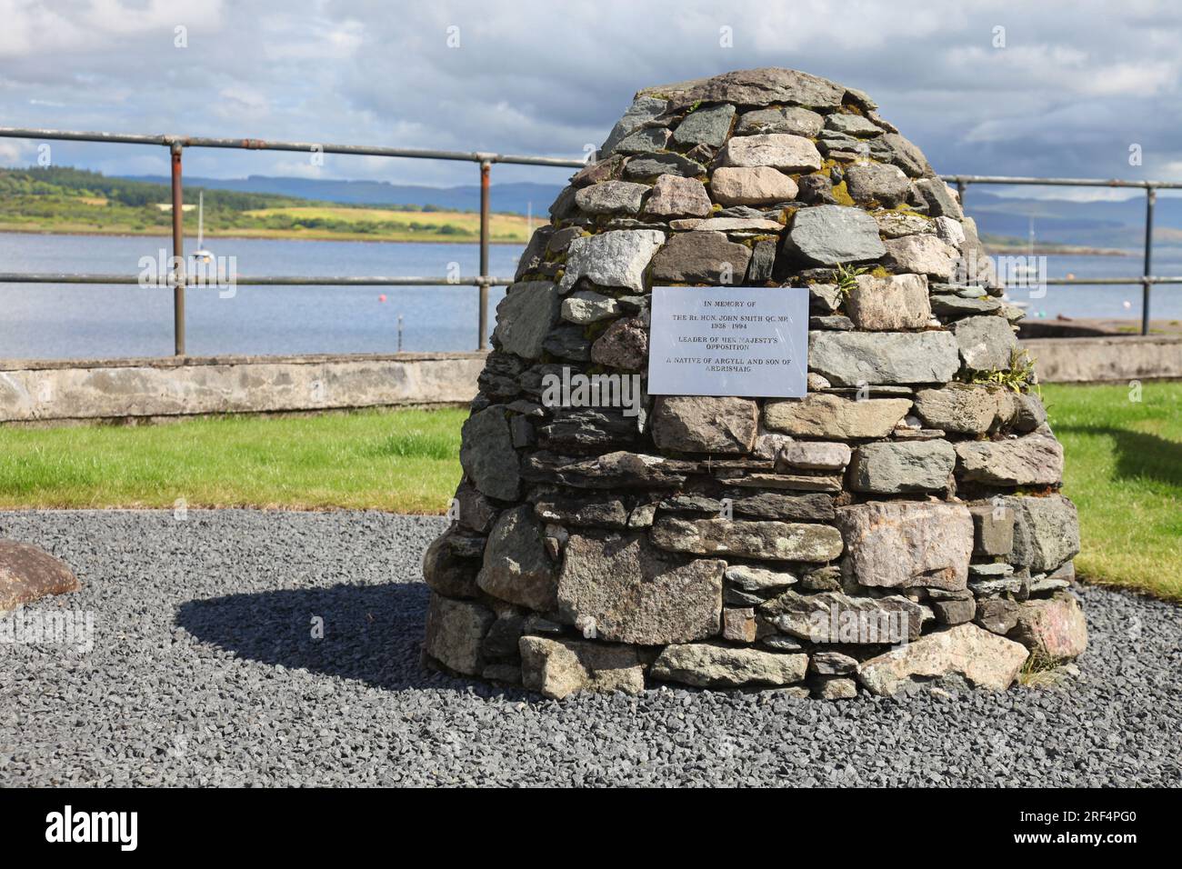 Cairn zum Gedenken an den RT Hon John Smith QC, Abgeordneter, ehemaliger Führer der Labout-Partei und Oppositionsführer, der in Ardrishaig We aufgetaucht ist Stockfoto