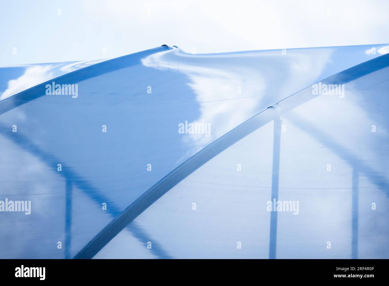 Transparentes, flexibles Dach eines Gewächshauses unter blauem Himmel bei Tag, Fotostruktur im Hintergrund Stockfoto