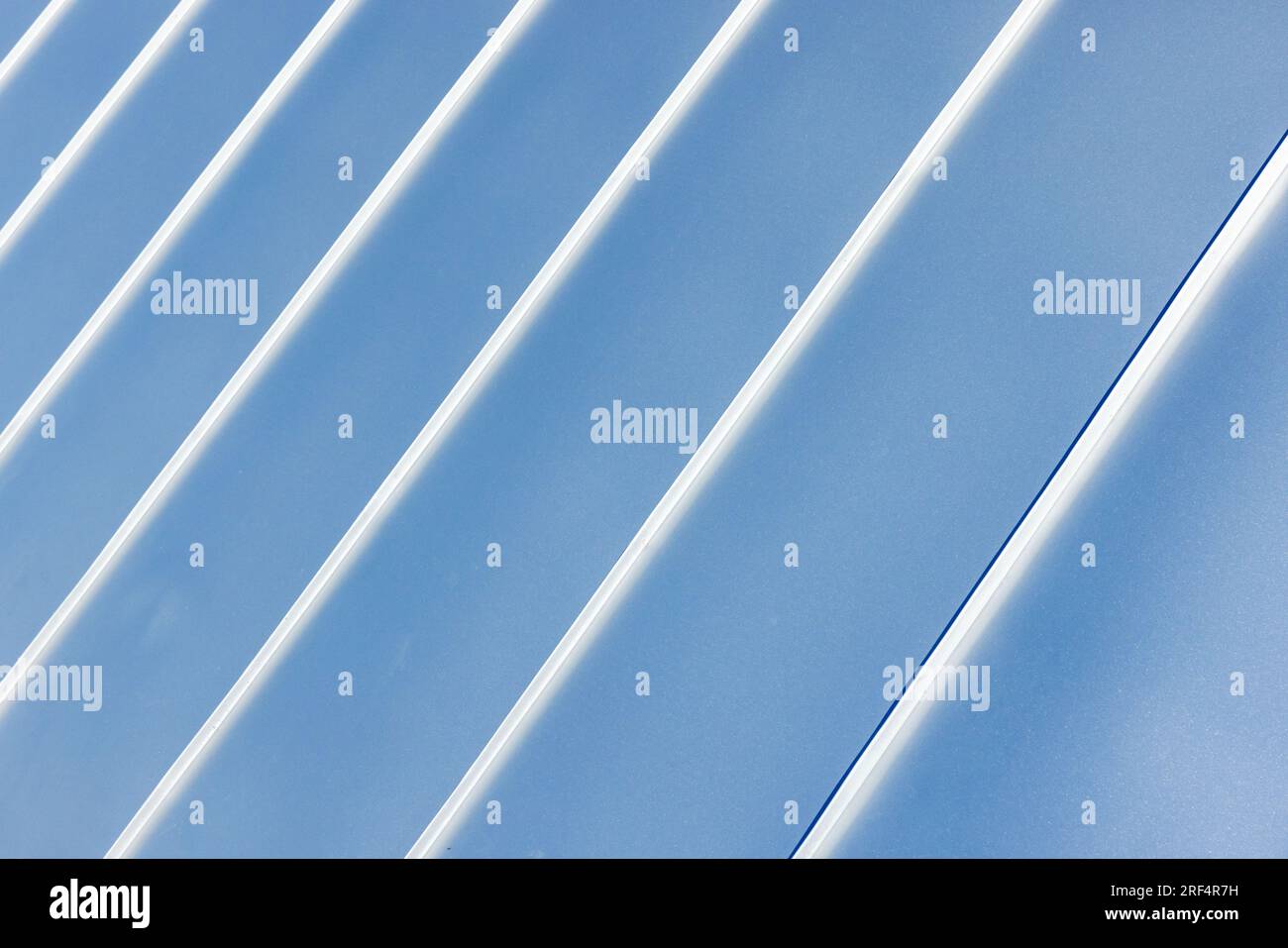 Neues Dach aus glänzenden Edelstahlplatten, abstraktes Hintergrundbild der Architektur, Metallstruktur Stockfoto