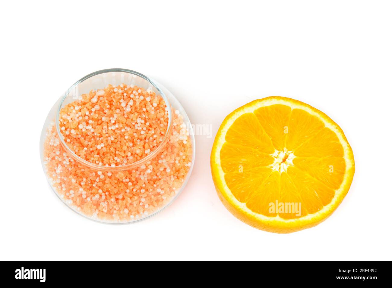 Organische Kosmetika aus Meeresmineralien und Orangenöl. Badesalz auf weißem Hintergrund isoliert. Stockfoto