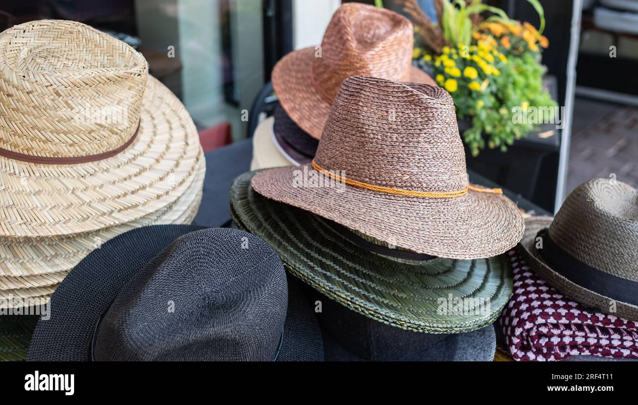 Viele Hüte aus der Sonne in verschiedenen Farben. Strandhüte für den Sommer, Design von Strandhüten für Frauen und Männer. Sommerreise- und Urlaubskonzept. Top-Video Stockfoto