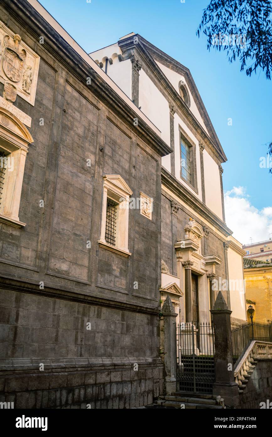Die Fa ade der Kirche Santa Maria la Nova, heute ein Museum, in Neapel, Italien. Stockfoto