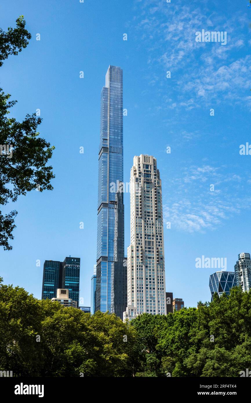 An einem Sommertag, 2023, New York City, USA, dominieren superhohe Wolkenkratzer die Skyline von Midtown Stockfoto