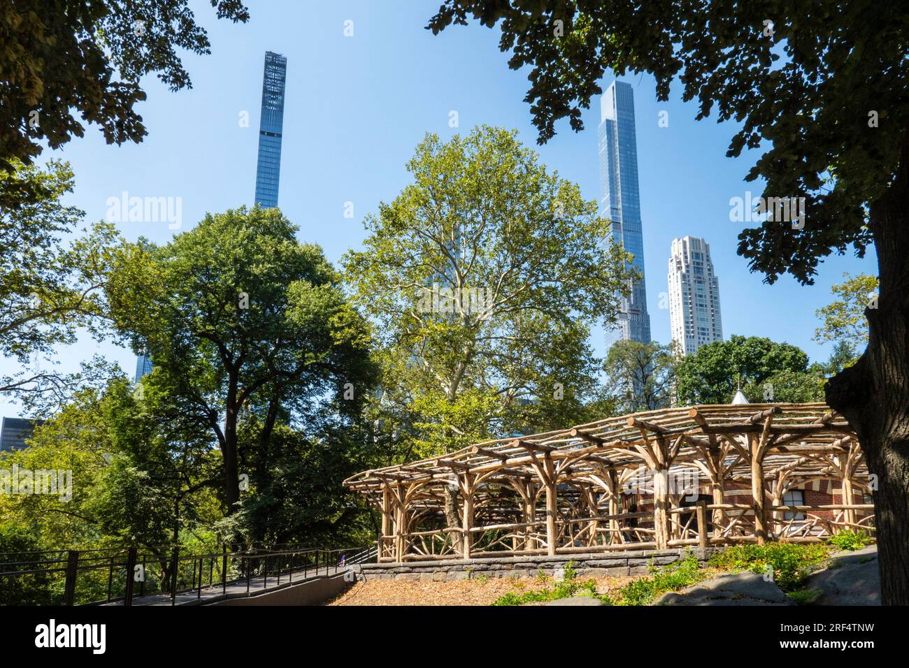 An einem Sommertag, 2023, New York City, USA, dominieren superhohe Wolkenkratzer die Skyline von Midtown Stockfoto