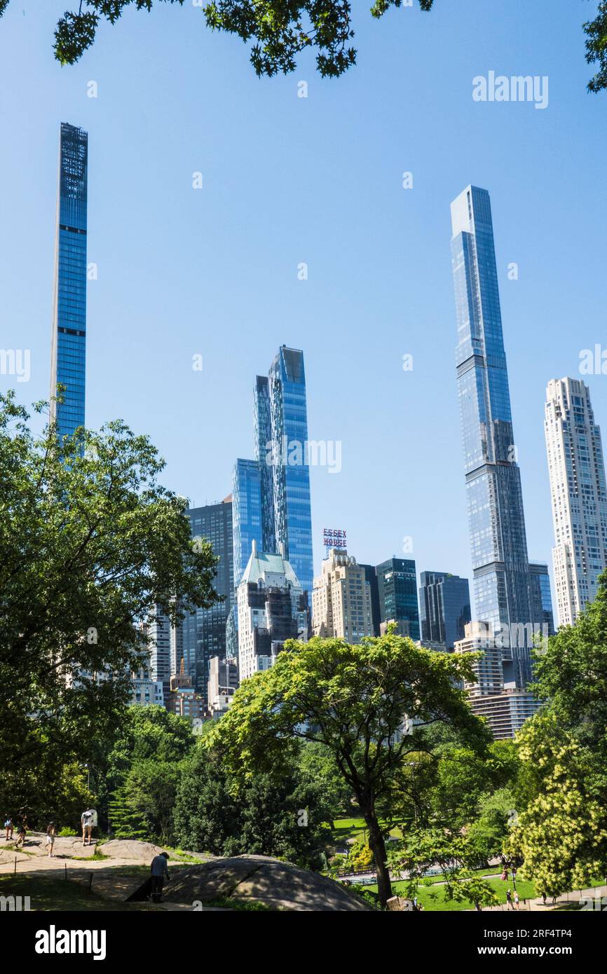 An einem Sommertag, 2023, New York City, USA, dominieren superhohe Wolkenkratzer die Skyline von Midtown Stockfoto