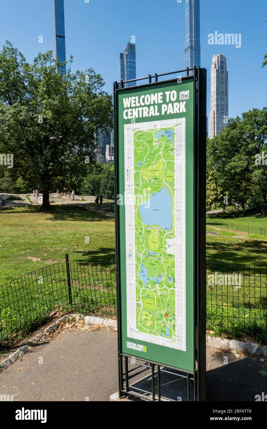 „Welcome to Central Park“-Schild mit Karte, New York City, USA 2023 Stockfoto