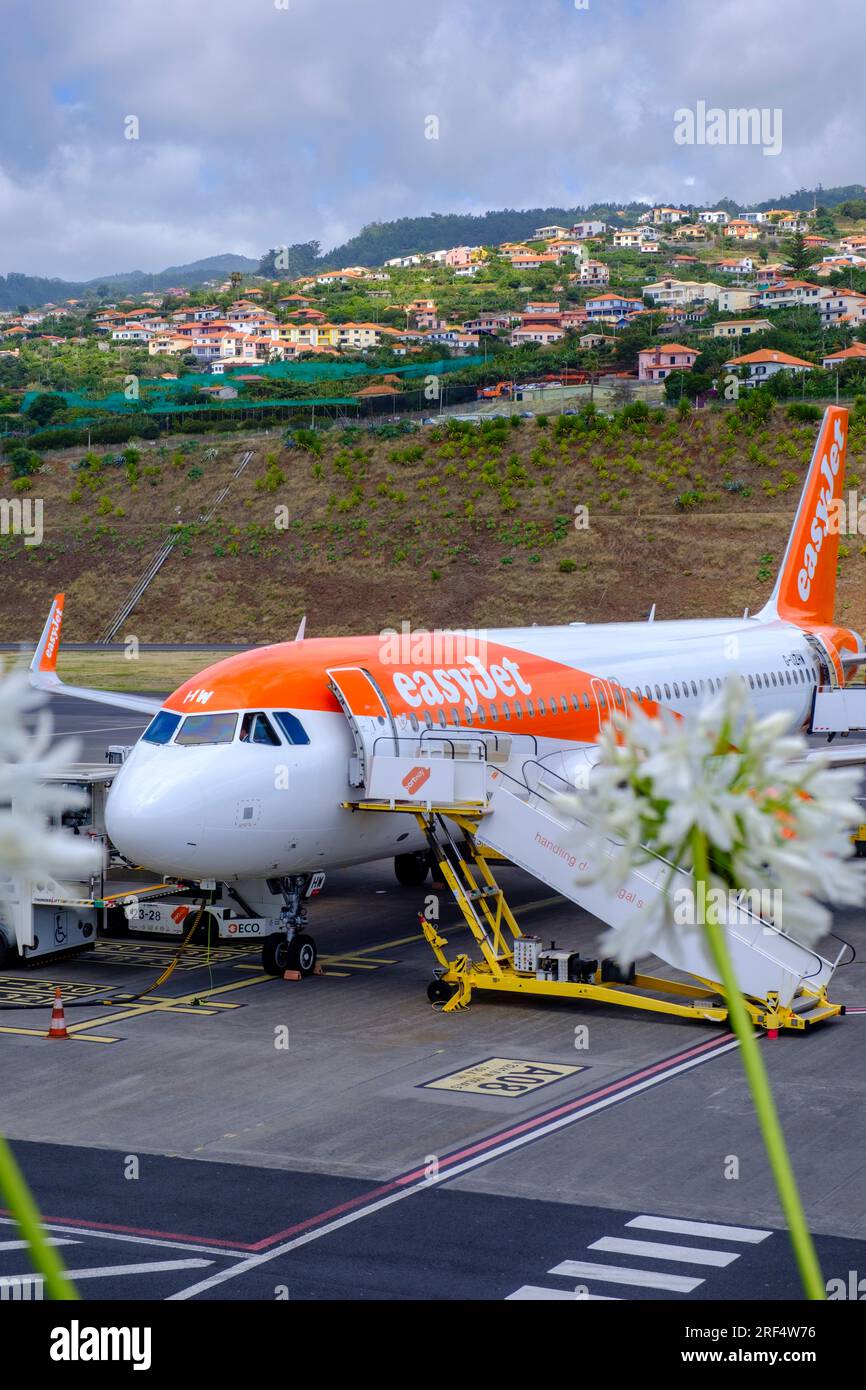 Flugreisen, Easyjet Airbus A320-251N bereit zum Einsteigen auf dem Asphalt, Madeira Island Airport, Portugal Stockfoto
