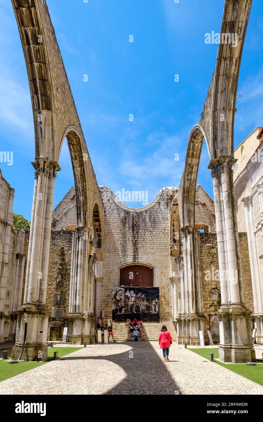 Die Ruinen des Klosters Carmo im Inneren, die gotischen Kirchenruinen des Convento do Carmo, die Kolonnade, das Museu Arqueológico do Carmo, das Archäologische Museum, Lissabon, Portugal Stockfoto