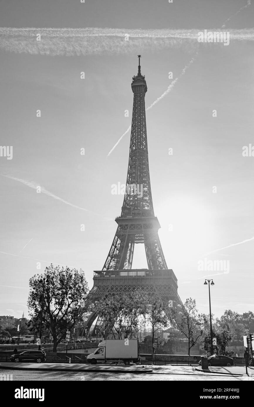 Eiffel-Turm über dem weißen Hintergrund isoliert Stockfoto