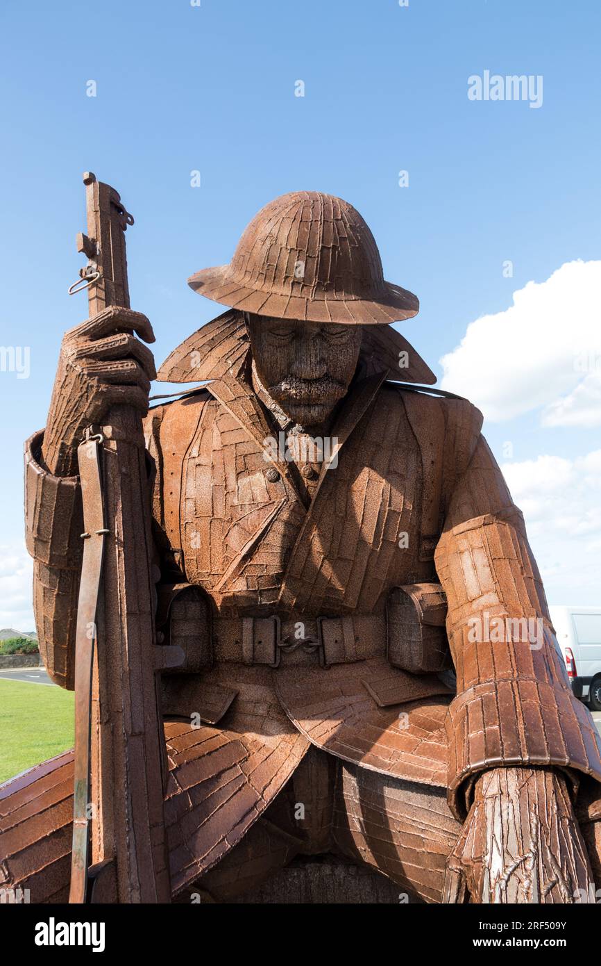 Die Tommy Statue, die der Künstler Ray Lonsdale von einem WW1-Soldaten am Seaham war Memorial, Terrace Green, Seaham, County Durham, Großbritannien, geschaffen hat Stockfoto