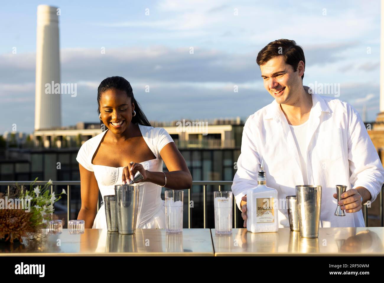 REDAKTION NUR Melissa Reanne Johnson-Thomas und Sam Gray nehmen an der Disaronno Velvet Batida Cocktailparty auf dem Dach des JOIA Art'otel Battersea, London Teil, im Rahmen der Kampagne „Dis our Summer“. Foto: Montag, 31. Juli 2023. Stockfoto