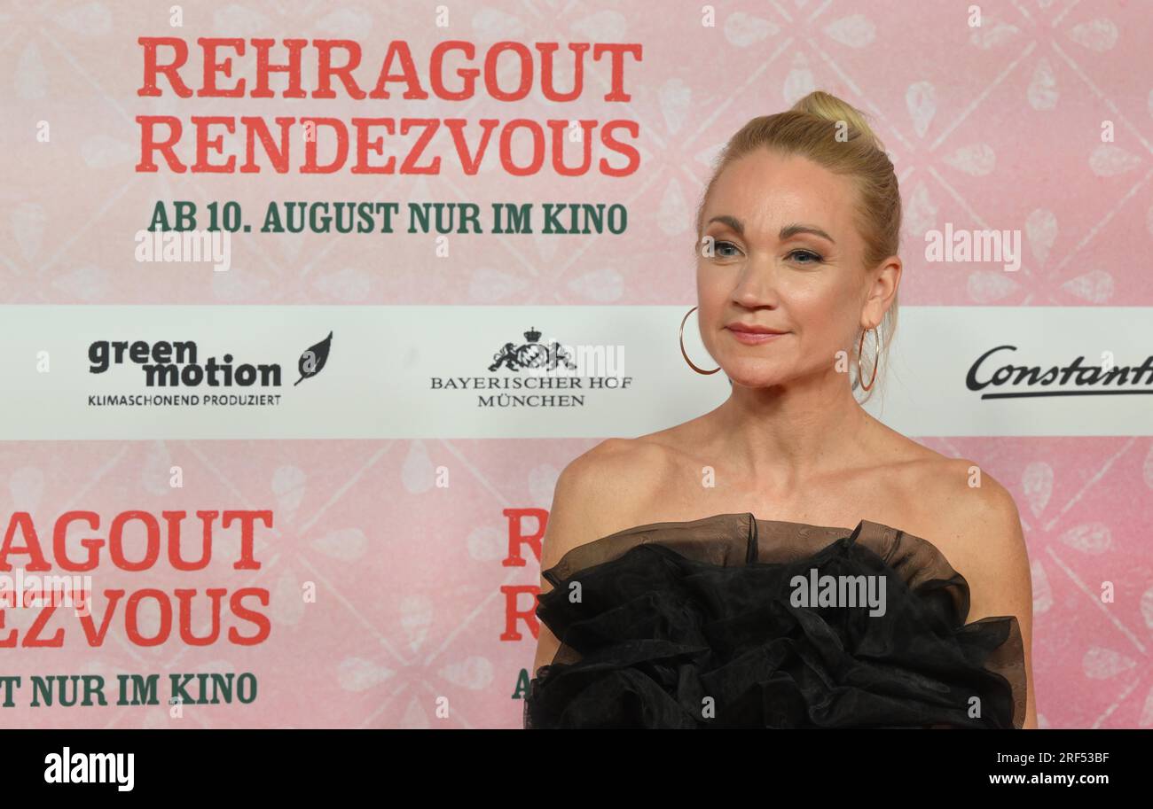 München, Deutschland. 31. Juli 2023. Schauspielerin Lisa Maria Potthoff, steht auf dem roten Teppich bei der Weltpremiere von „Rehragout Rendezvous“ im Mathäser Filmpalast. Kredit: Felix Hörhager/dpa/Alamy Live News Stockfoto