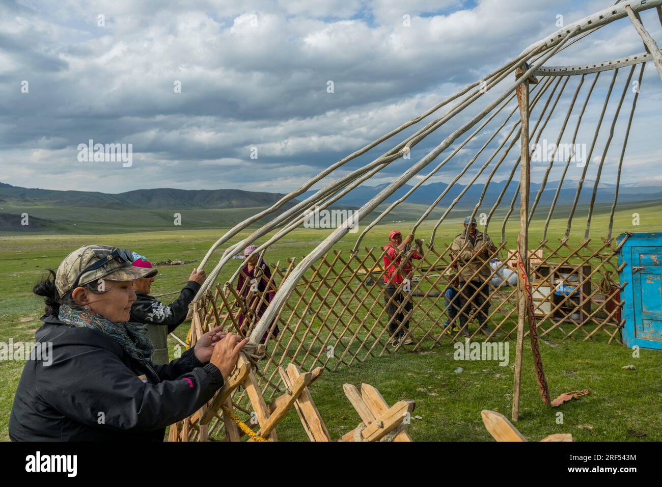 Eine kasachische Hirtenfamilie errichtet in einem abgelegenen Tal im Altai-Gebirge (Altay-Gebirge) in der Nähe von Altai Sum etwa 200 Kilometer von Ulgii (Ö Stockfoto