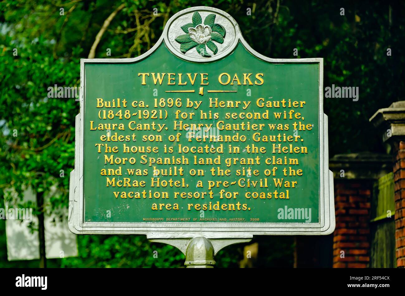 Eine historische Markierung steht auf dem Grundstück von Twleve Oaks, 11. Mai 2023, in Gautier, Mississippi. Das 1896 erbaute Herrenhaus wurde für Henry und Laura Gautier erbaut. Stockfoto