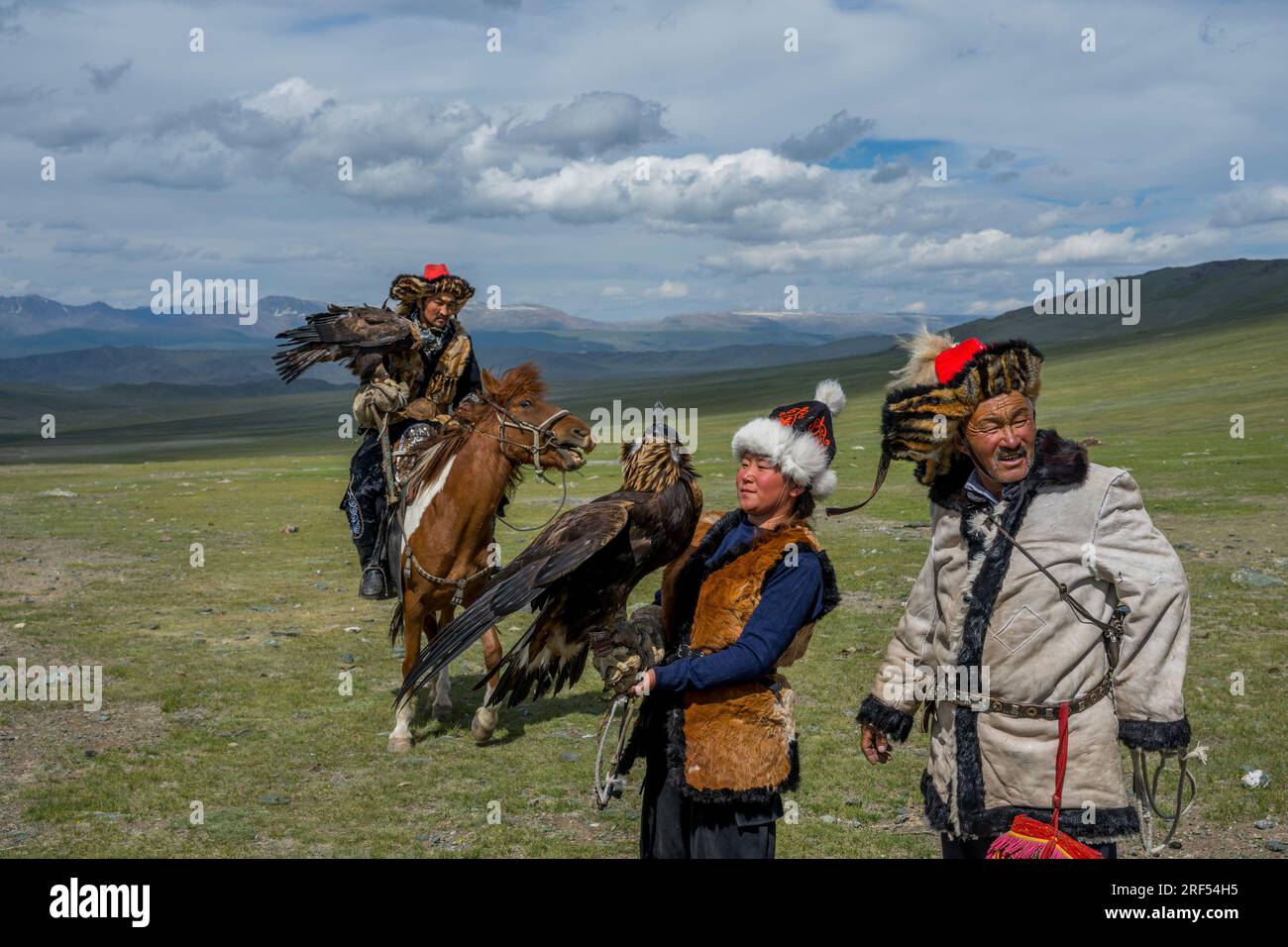 Eine kasachische Adlerjägerfamilie mit Goldadlern in seinem Sommerlager in einem abgelegenen Tal in den Altai-Bergen (Altay-Berge) nahe Altai Sum ca. 20 Stockfoto