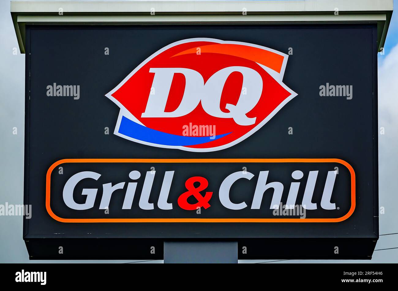 Ein Dairy Queen-Schild zeigt das Dairy Queen Grill & Chill-Branding am 11. Mai 2023 in Pascagoula, Mississippi. Dairy Queen wurde 1940 gegründet. Stockfoto