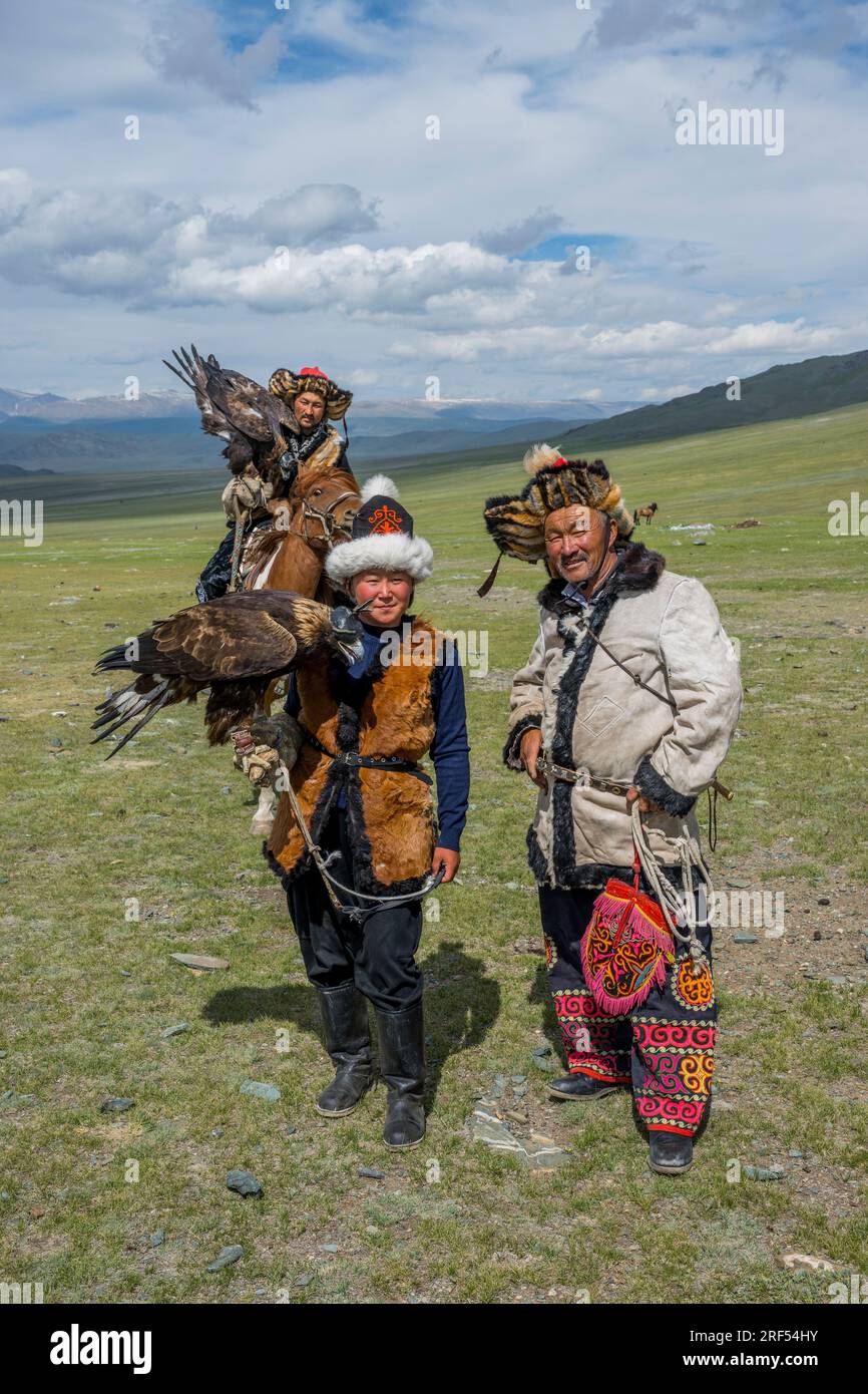 Eine kasachische Adlerjägerfamilie mit Goldadlern in seinem Sommerlager in einem abgelegenen Tal in den Altai-Bergen (Altay-Berge) nahe Altai Sum ca. 20 Stockfoto