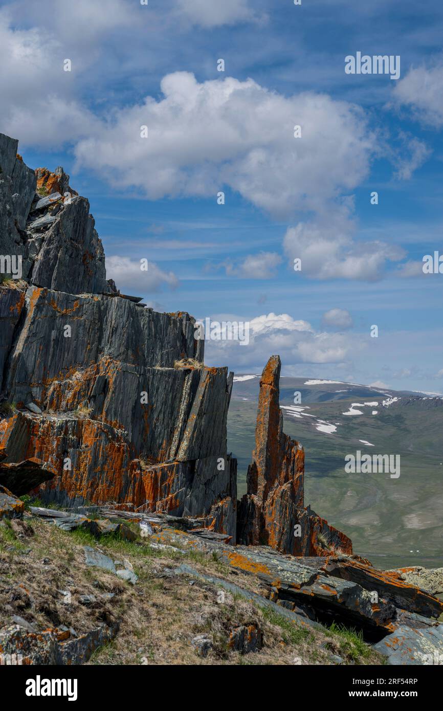 Felsformationen (mit Flechten bedeckte Felsen) in einem abgelegenen Tal im Altai-Gebirge (Altay-Gebirge) in der Nähe von Altai Sum etwa 200 Kilometer von Ulgi entfernt Stockfoto