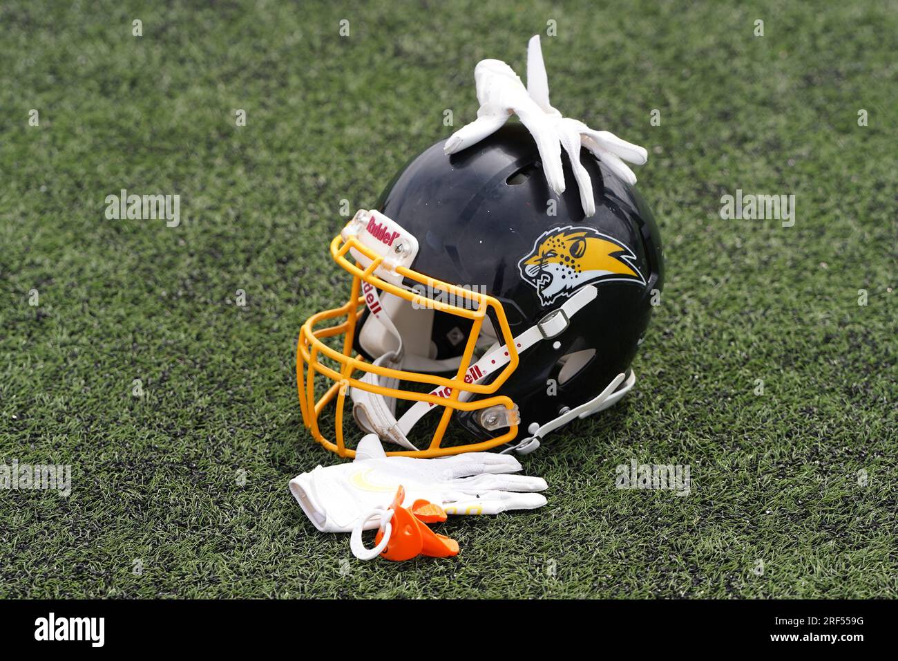 American Football Helm und Handschuhe Stockfoto