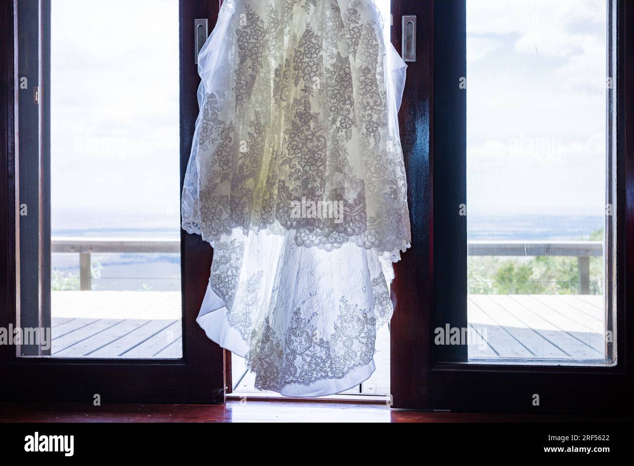 Kenianische Hochzeiten Bush Wild wunderschöne atemberaubende Hochzeit im Freien Einrichtung Dekoration vor Ort im Angama Mara Maasai Mara National Game Reserve Park Grea Stockfoto