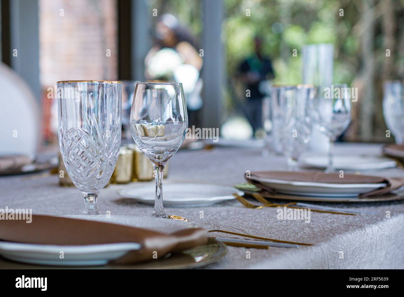 Kenianische Hochzeiten Bush Wild wunderschöne atemberaubende Hochzeit im Freien Einrichtung Dekoration vor Ort im Angama Mara Maasai Mara National Game Reserve Park Grea Stockfoto