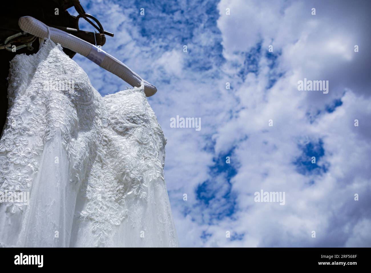 Kenianische Hochzeiten Bush Wild wunderschöne atemberaubende Hochzeit im Freien Einrichtung Dekoration vor Ort im Angama Mara Maasai Mara National Game Reserve Park Grea Stockfoto