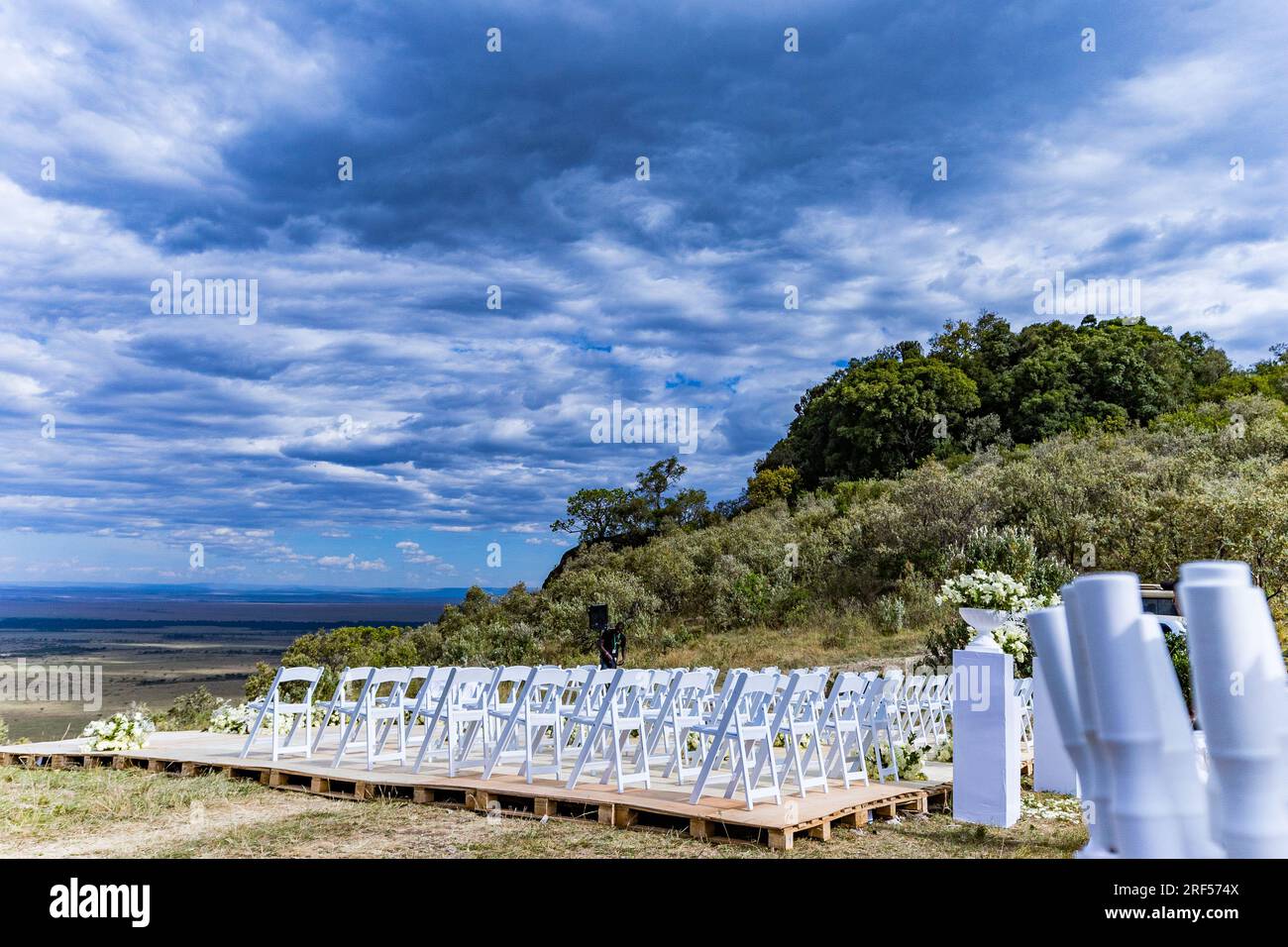 Kenianische Hochzeiten Bush Wild wunderschöne atemberaubende Hochzeit im Freien Einrichtung Dekoration vor Ort im Angama Mara Maasai Mara National Game Reserve Park Grea Stockfoto