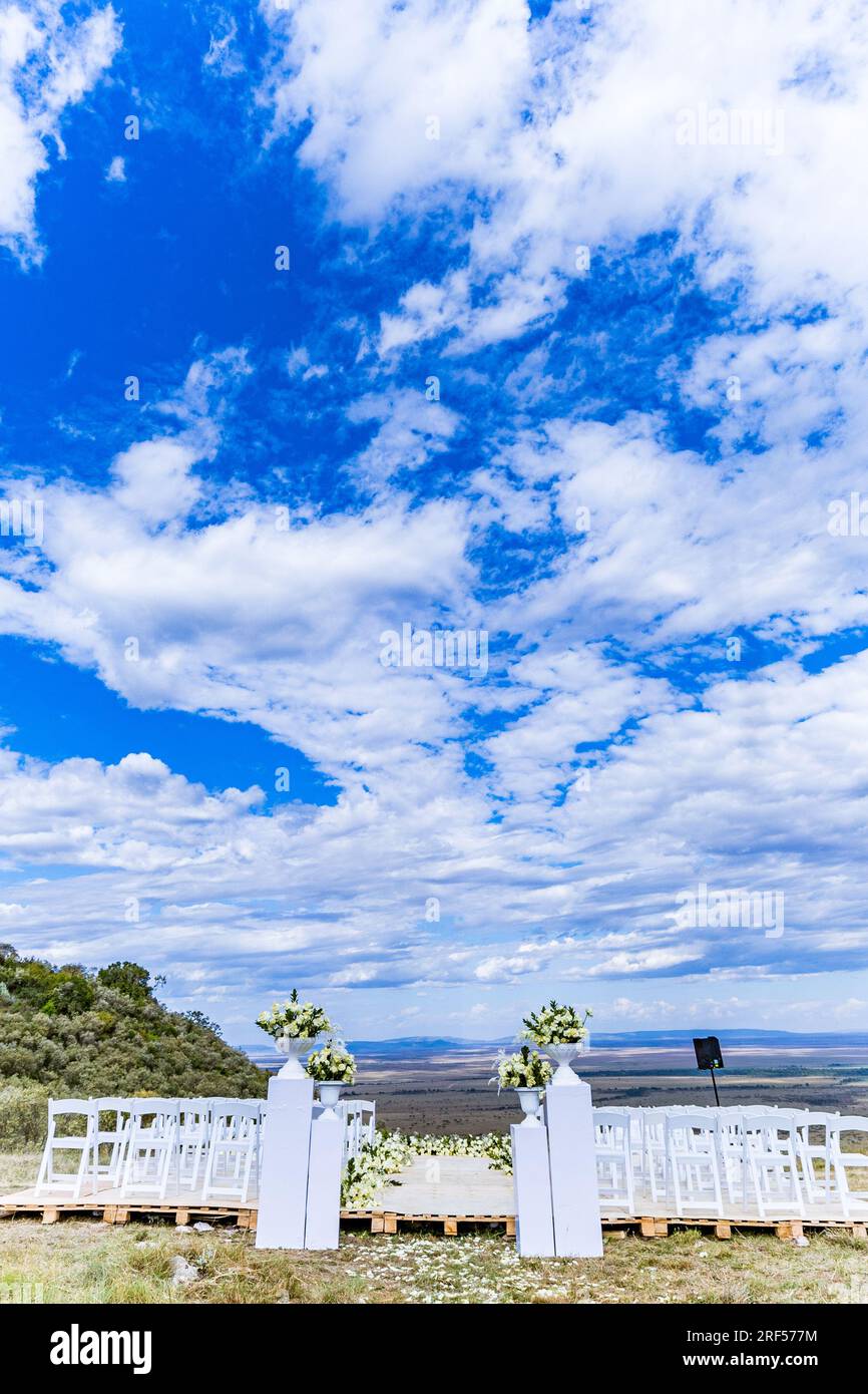 Kenianische Hochzeiten Bush Wild wunderschöne atemberaubende Hochzeit im Freien Einrichtung Dekoration vor Ort im Angama Mara Maasai Mara National Game Reserve Park Grea Stockfoto