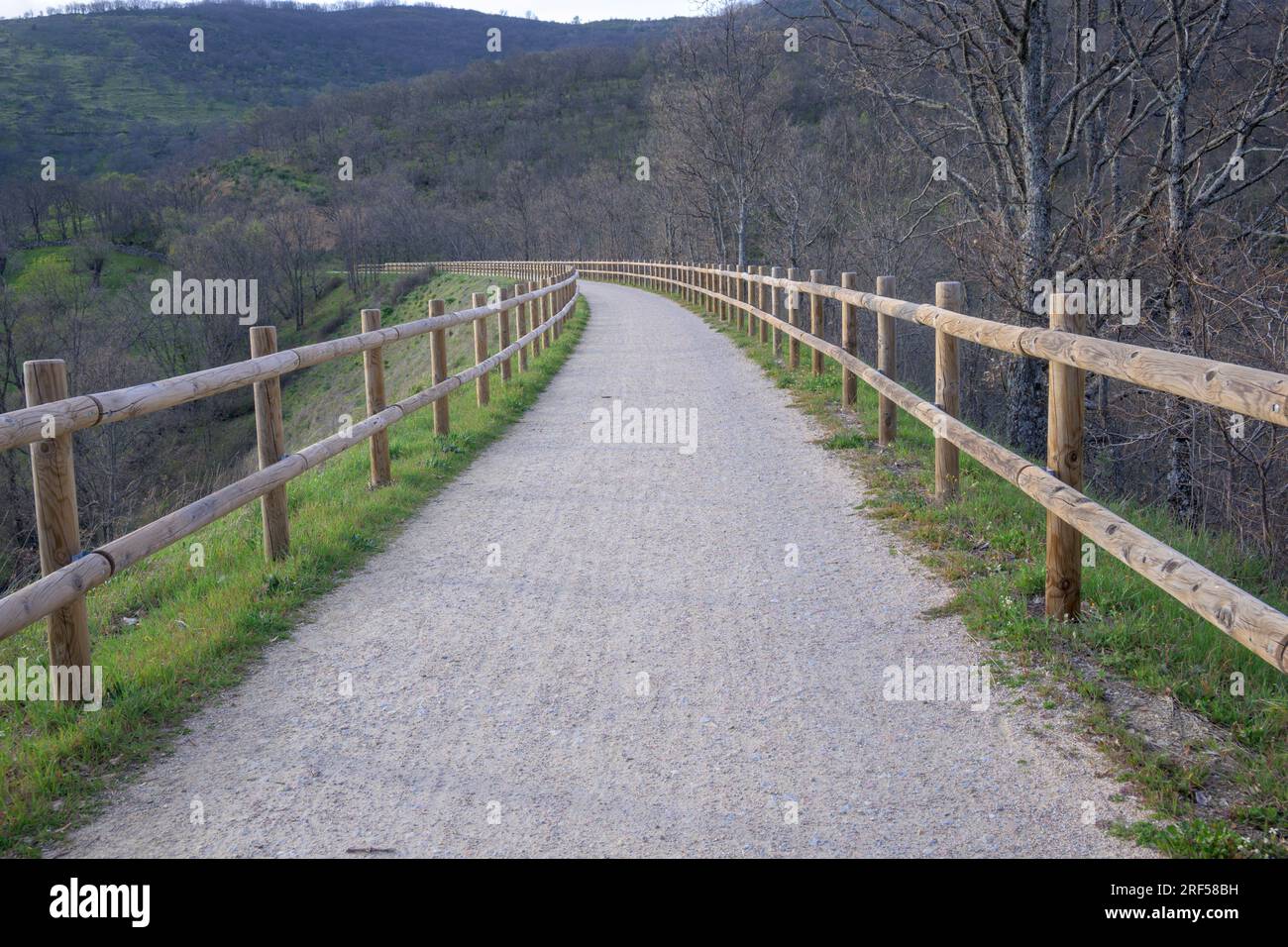 Via verde de la plata in waagerecht eingezäunter Eurovelo Extremadura Stockfoto