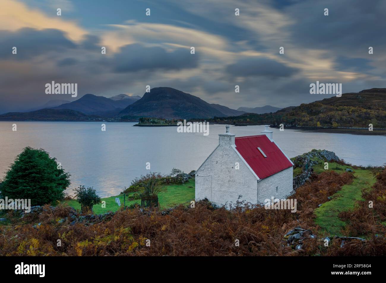Weißes Landhaus, Loch Torridon, Wester Ross, Schottland Stockfoto