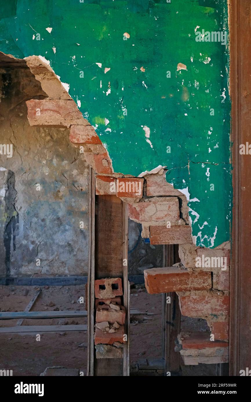 Zerbrochene grüne Mauer in einem verlassenen Gebäude Stockfoto