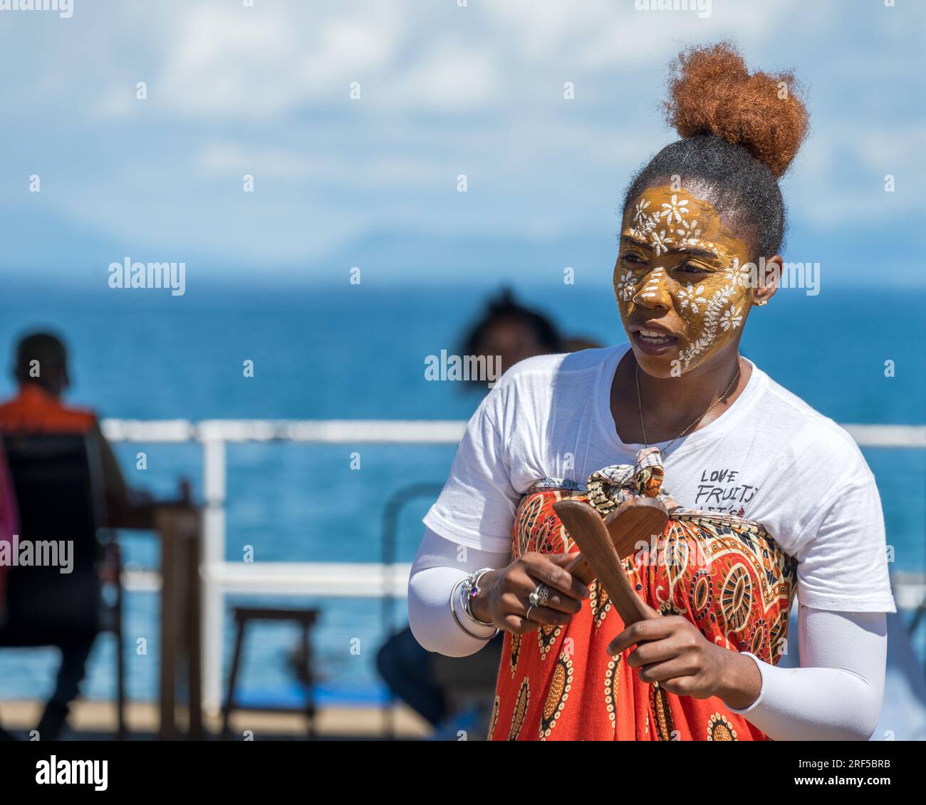 Neugierig Be, Madagaaskar -- 27. April 2023. Madagaskar-Frau mit Holzlöffeln und traditioneller madagassischer Gesichtsfarbe. Stockfoto