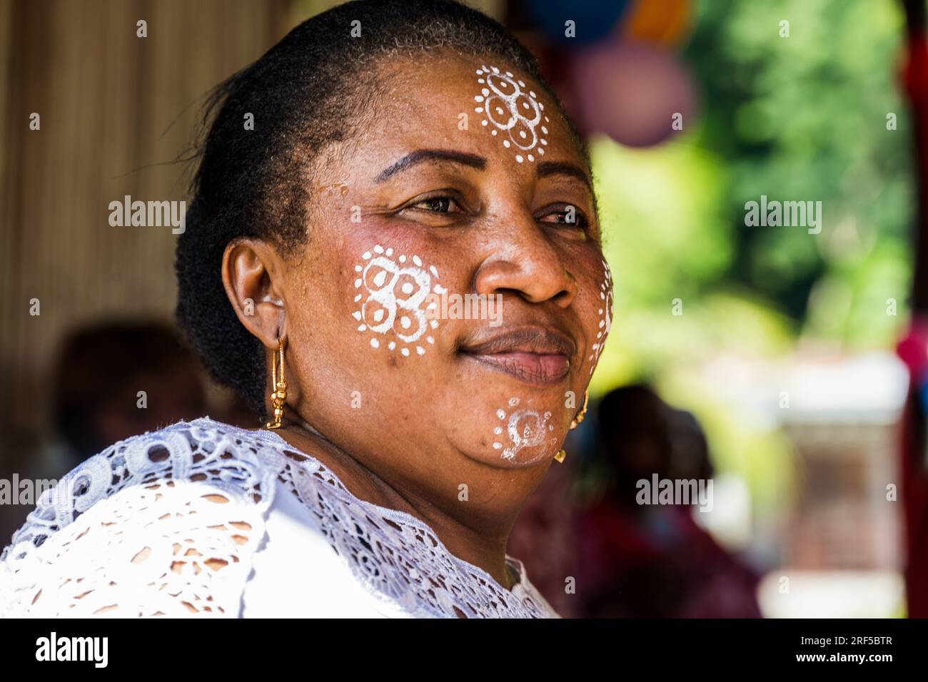 Neugierig Be, Madagaaskar -- 27. April 2023. Madagaskar-Frau mit Holzlöffeln und traditioneller madagassischer Gesichtsfarbe. Stockfoto
