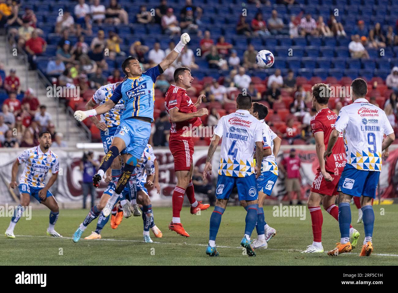 Harrison, New Jersey, USA. 30. Juli 2023. Torwart Diego Urtiago (32) von Atletico San Luis rettet während des Spiels des Leagues Cup 2023 gegen Red Bulls in der Red Bull Arena in Harrison, NJ Die Red Bulls gewannen 2 - 1 und gingen in die Runde 32 über. Es gab 3 ausgeschlossene Tore - zwei von Red Bulls (ein abseits und ein anderes Foul vor dem Schuss) und eines von Atletico (abseits). Der Torwart der Red Bulls, Carlos Coronel, hat einen Elfmeterkick gespart, als das Spiel mit 1 Punkten pro Person ausgeglichen war. (Kreditbild: © Lev Radin/Pacific Press via ZUMA Press Wire) NUR ZUR REDAKTIONELLEN VERWENDUNG! Nicht für den kommerziellen GEBRAUCH! Stockfoto