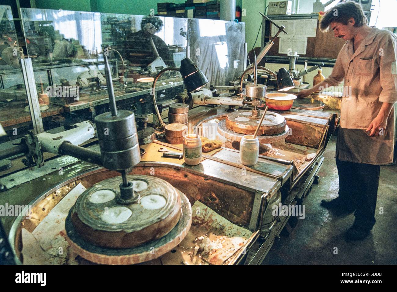 Ein Techniker beobachtet, wie die Objektive in der LOMO Optical Factory, 10. Dezember 1994 in St. Petersburg, Russland. Die Leningrad Optical Mechanical Association begann 1914 unter der Sowjetunion mit der Produktion und wurde 1994 privatisiert und auf Kameras, Teleskope, Mikroskope und Endoskope spezialisiert. Stockfoto