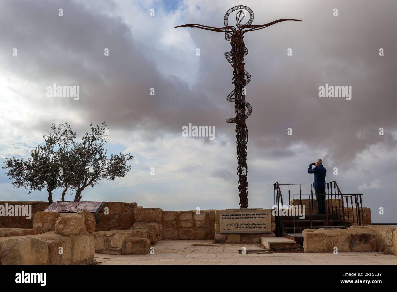 Mann in Mount Nebo, Madaba, Jordanien - (moses Stab) Schlange anthropomorph und Olivenbaum Stockfoto