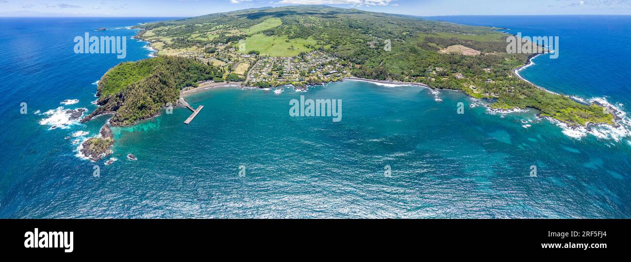 Ein Panoramablick auf die Hana Bay an der Nordostküste von Maui und die Stadt Hana, Maui, Hawaii. Zwanzig Bilddateien wurden für dieses Panora kombiniert Stockfoto