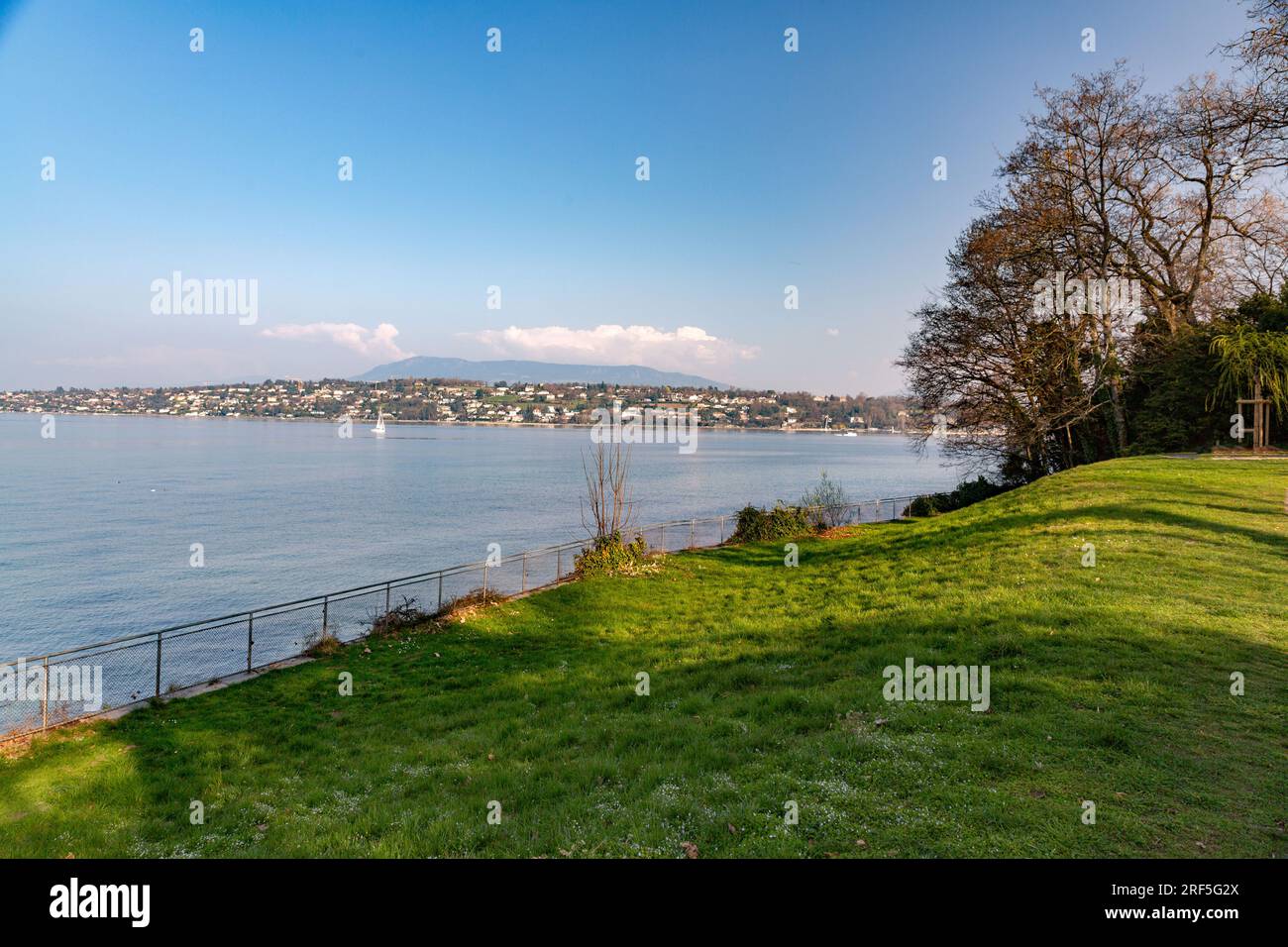 Malerischer Blick vom Genfer See an der Bucht von Genf, dem französischen Teil der Schweiz. Stockfoto