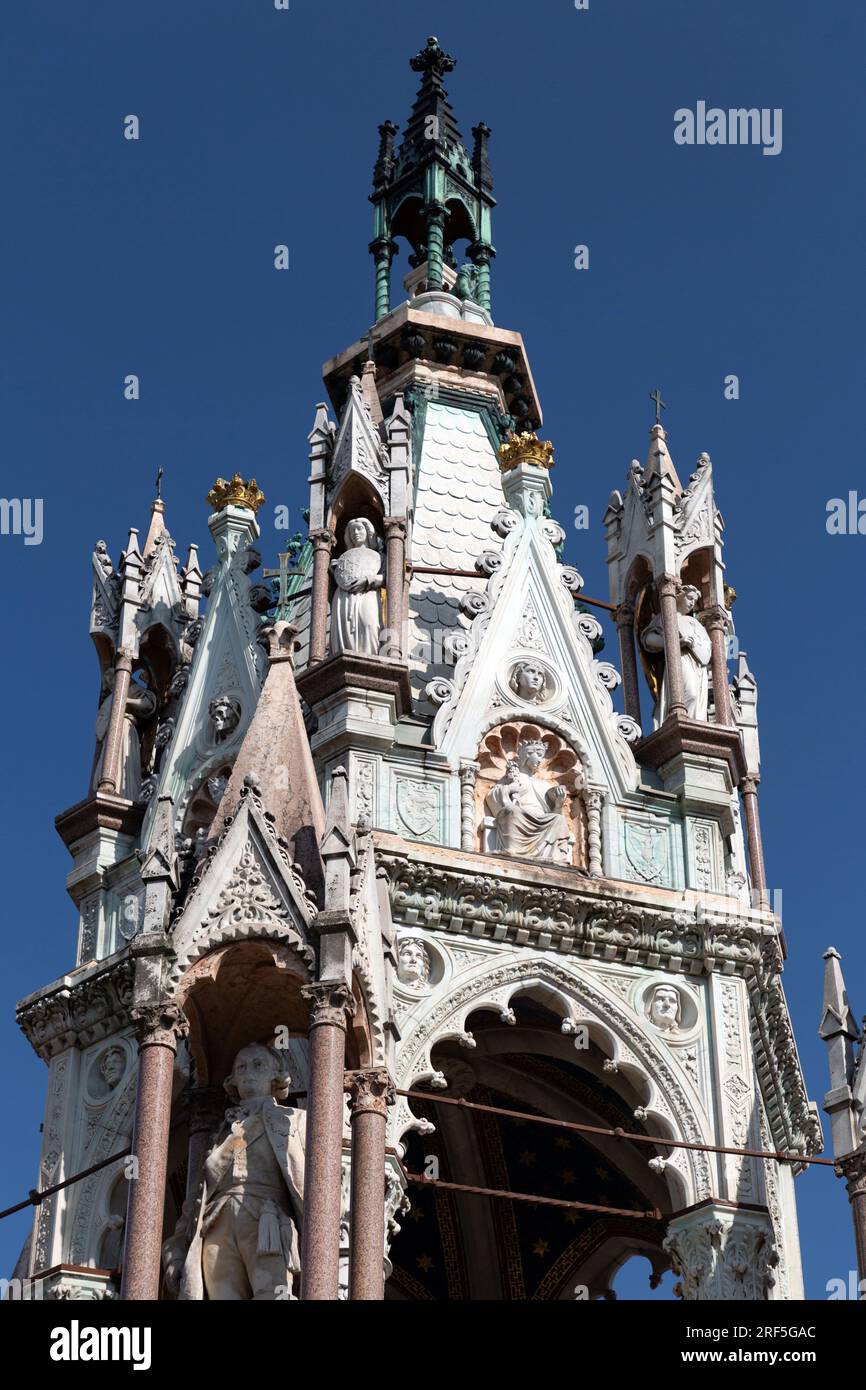 Genf, Schweiz - 25. März 2022: Das Brunswick-Denkmal ist ein Mausoleum, das 1879 im Jardin des Alpes erbaut wurde, um Karl II., Herzog von Br., zu gedenken Stockfoto