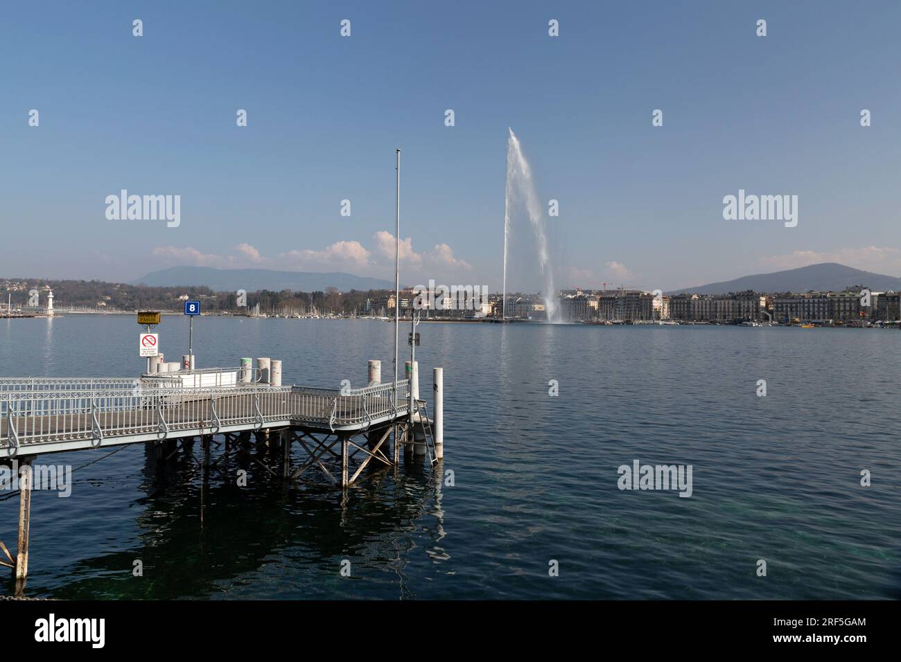 Genf, Schweiz - 25. März 2022: Der Jet d'Eau ist ein großer Brunnen in Genf, Schweiz und eines der berühmtesten Wahrzeichen der Stadt. Stockfoto